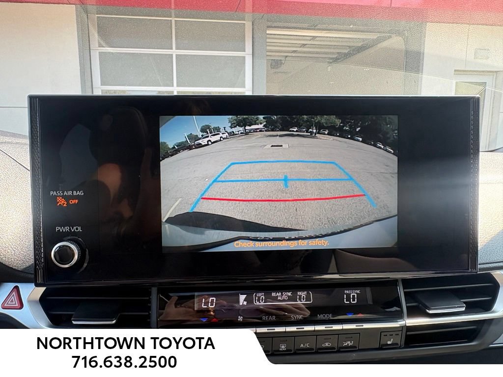 Used 2025 Toyota Sienna XLE w/ XLE Plus Package FWD image 30