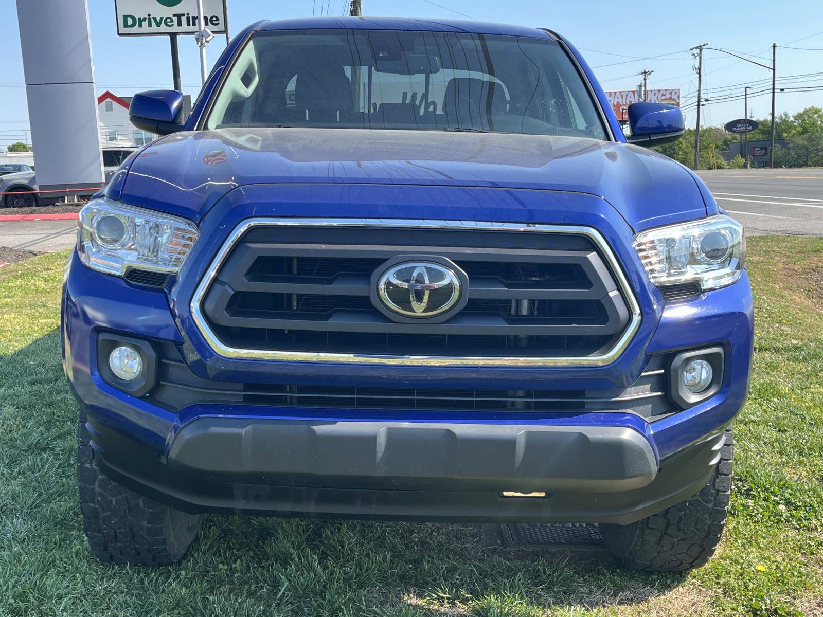 Used 2022 Toyota Tacoma SR5 AWD/4WD image 2