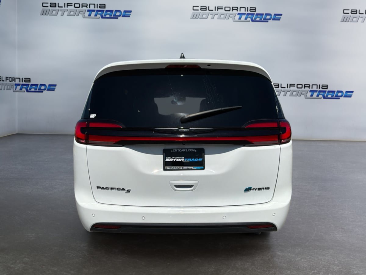 Used 2025 Chrysler Pacifica Premium FWD image 6