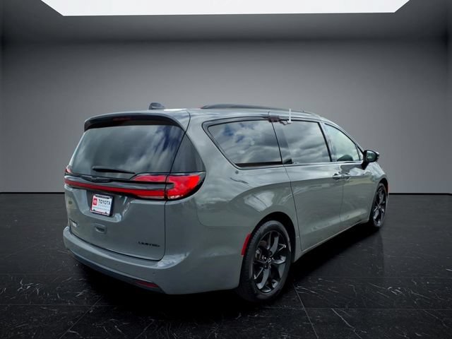 Used 2025 Chrysler Pacifica Limited FWD image 3