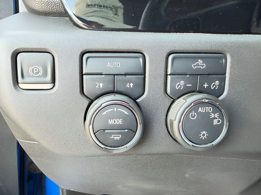 Used 2025 Chevrolet Silverado 1500 LT AWD/4WD image 16