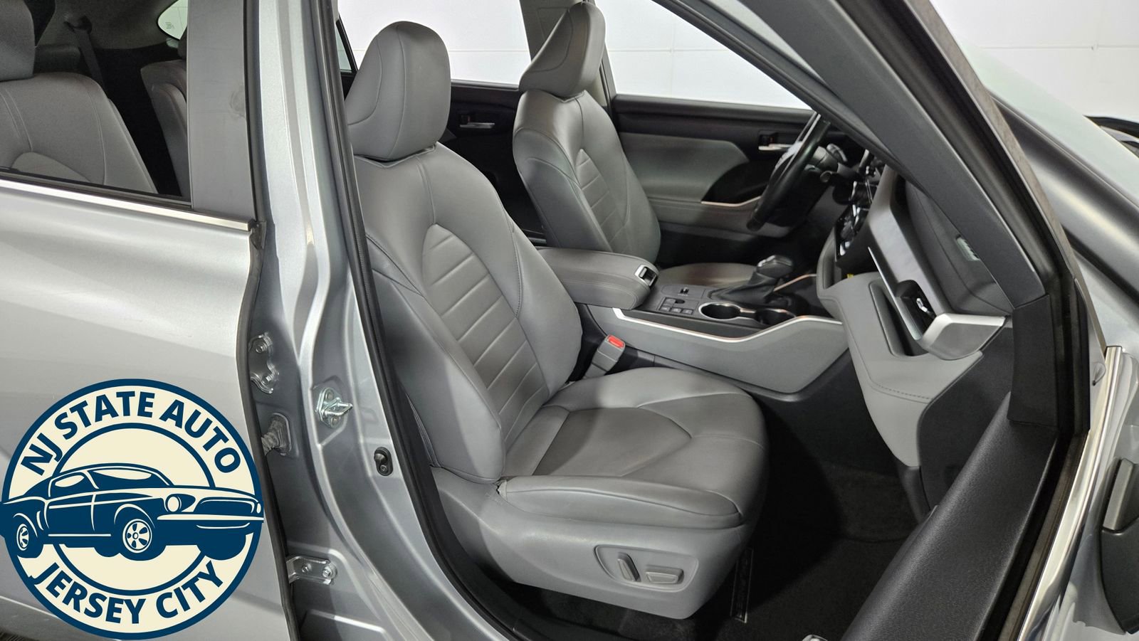 Used 2023 Toyota Highlander XLE AWD/4WD image 40