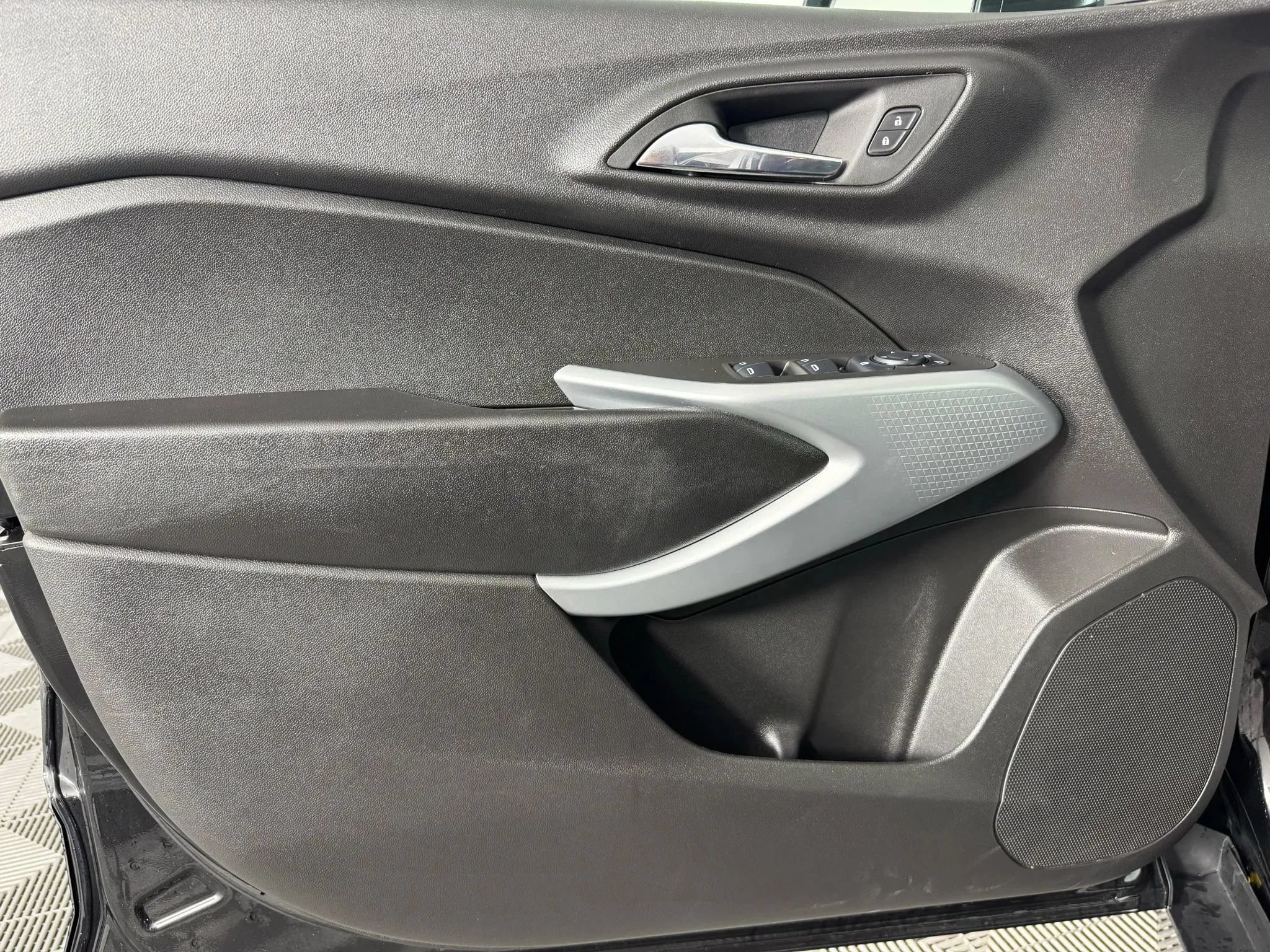 Used 2025 Chevrolet Trax LS FWD image 35