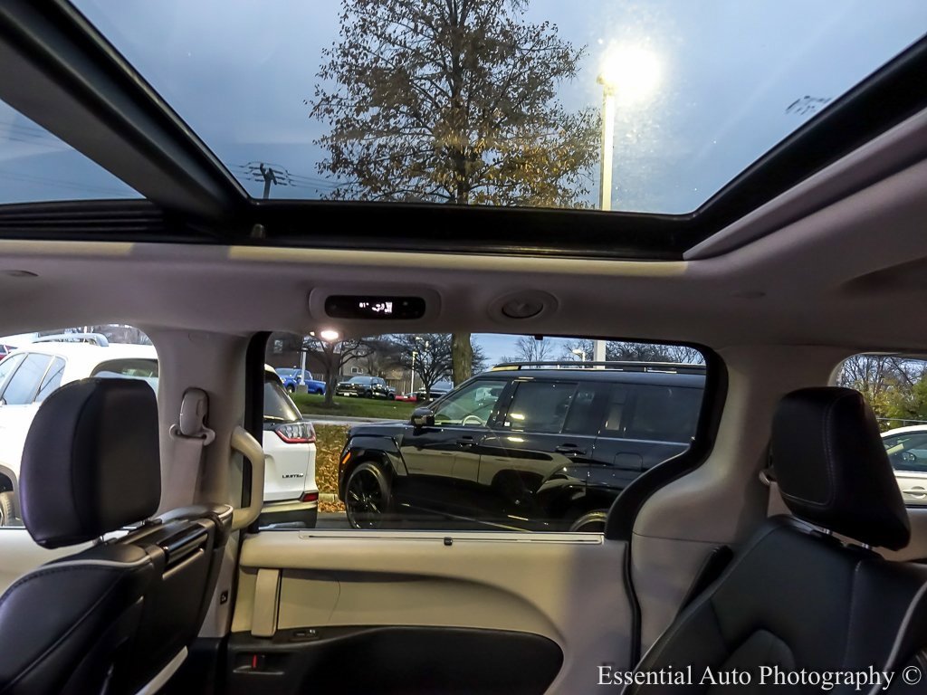 Used 2022 Chrysler Pacifica Limited w/ Uconnect Theater Family Group image 17