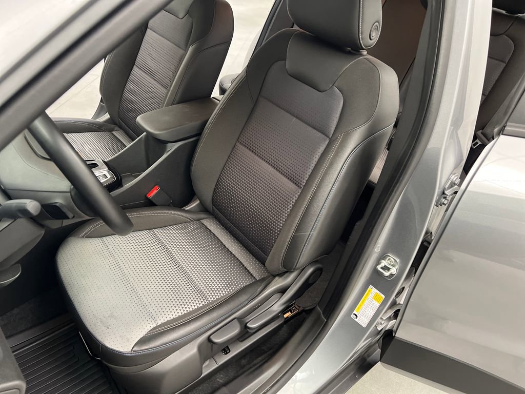 Used 2025 Chevrolet Trax LT w/ LT Convenience Package FWD image 9