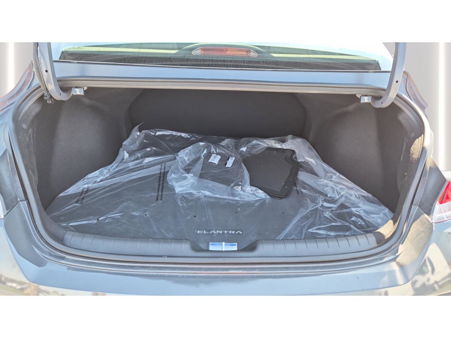 Used 2025 Hyundai Elantra Sport image 11