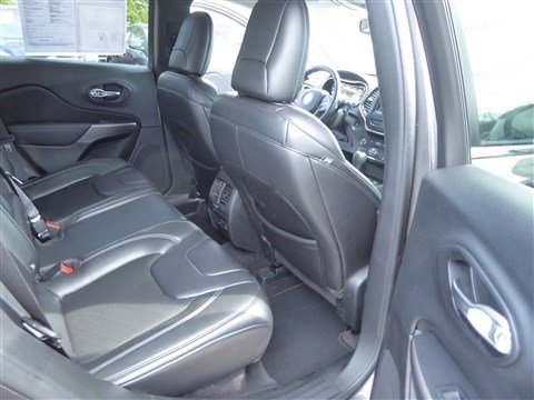 Used 2019 Jeep Cherokee Latitude Plus w/ Comfort/Convenience Group image 19
