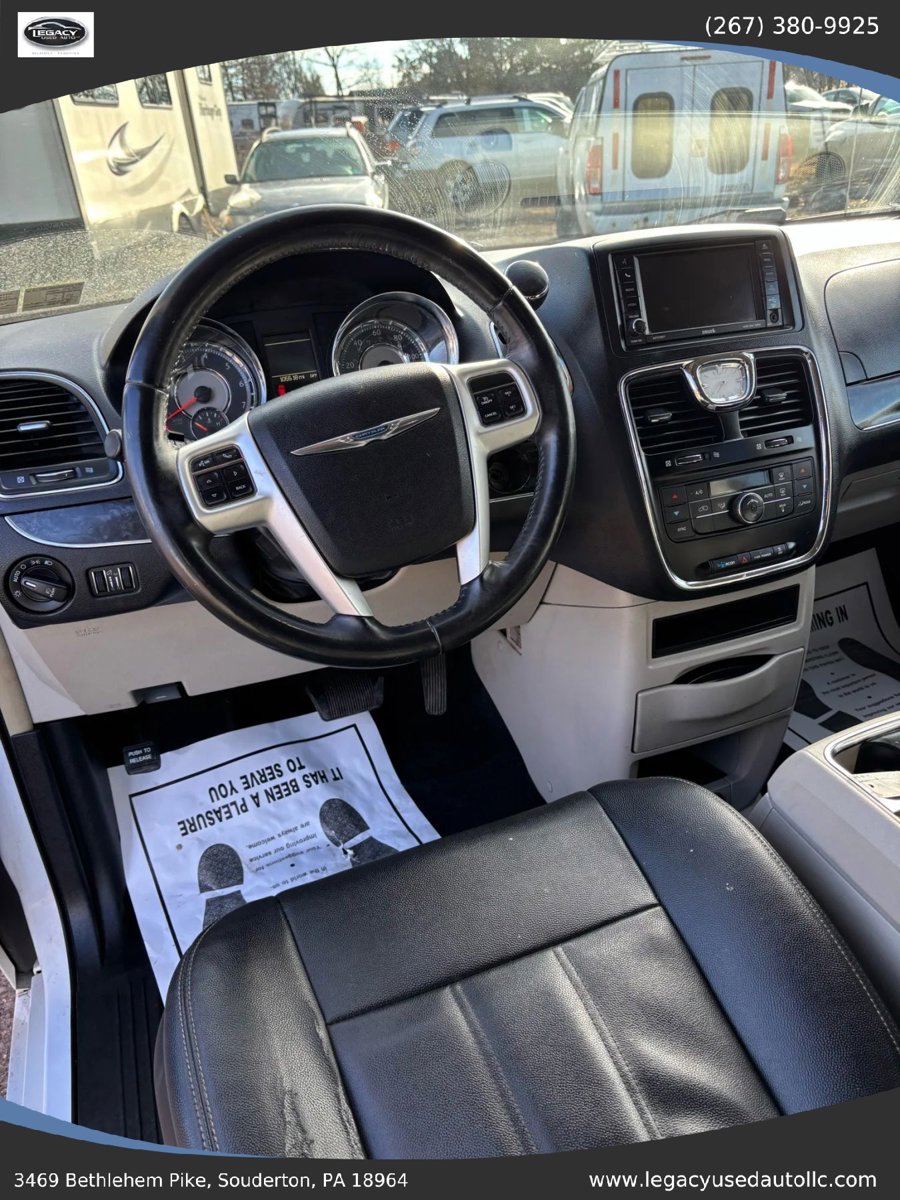 Used 2016 Chrysler Town & Country Touring FWD image 41