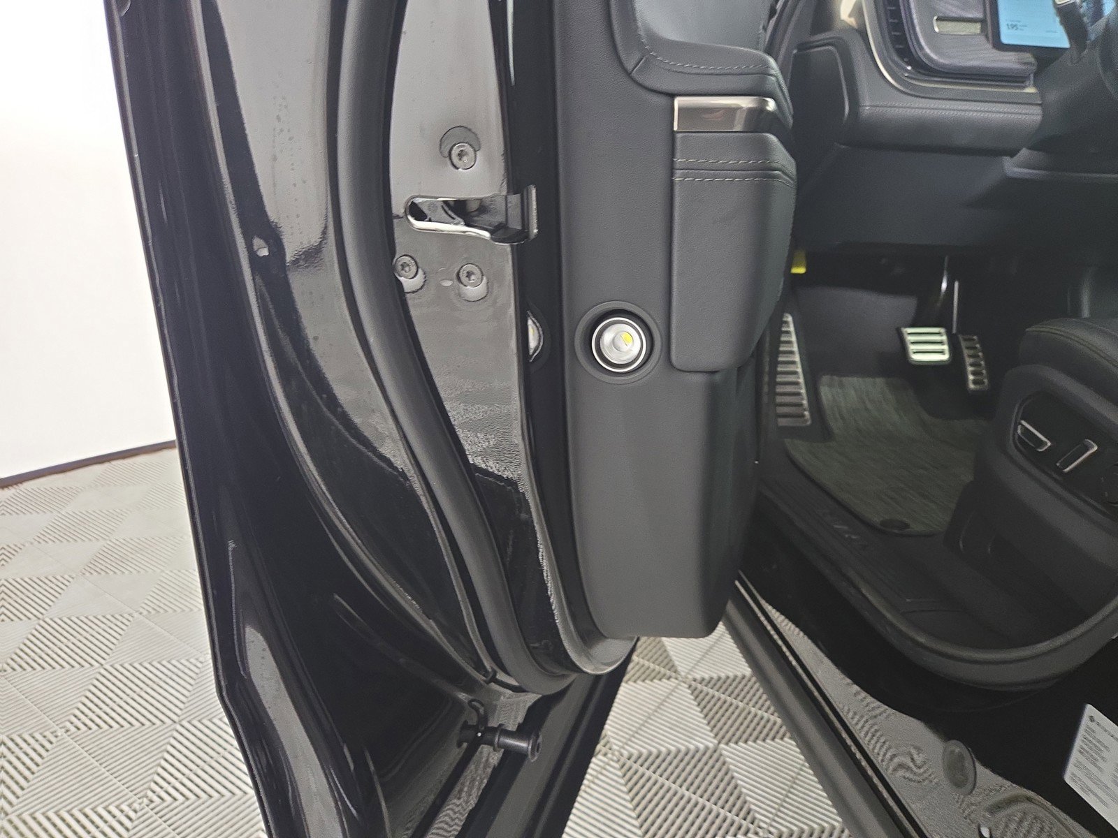 Used 2024 Rivian R1T Adventure image 30