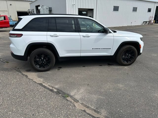 Used 2024 Jeep Grand Cherokee Altitude AWD/4WD image 4
