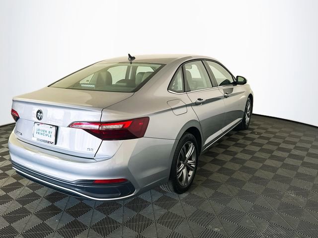 Used 2024 Volkswagen Jetta SE image 8