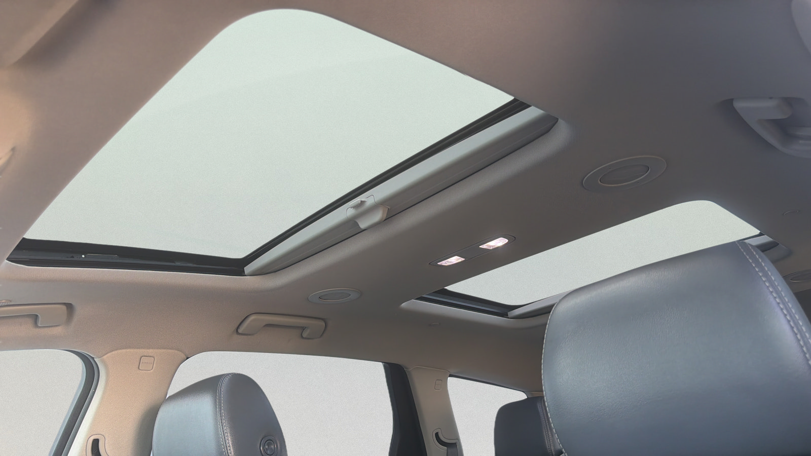 Used 2020 Buick Enclave Premium w/ Sun and Sites Package FWD image 4