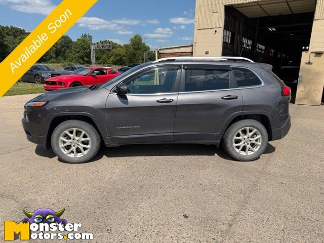 Used 2018 Jeep Cherokee Latitude w/ Cold Weather Group AWD/4WD image 3
