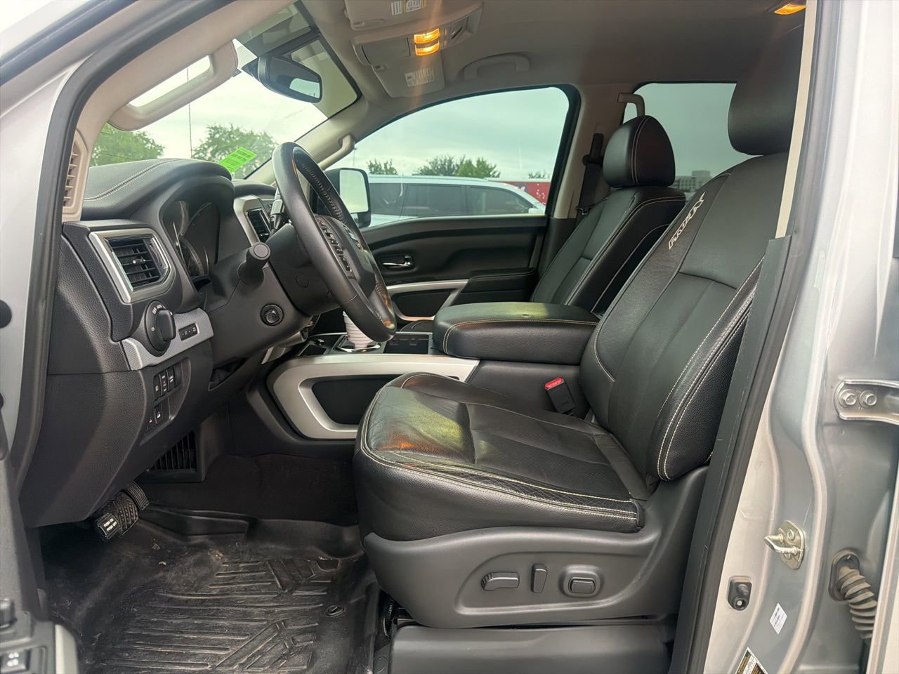 Used 2017 Nissan Titan PRO-4X w/ Pro-4x Convenience Package AWD/4WD image 9