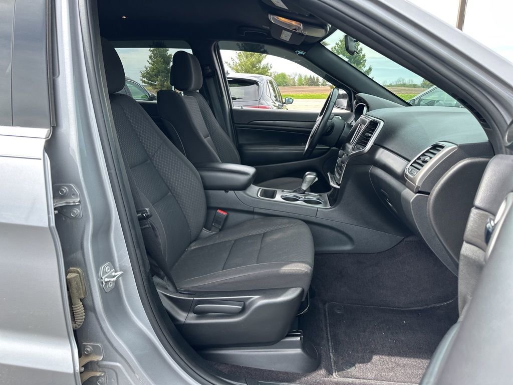 Used 2018 Jeep Grand Cherokee Laredo AWD/4WD image 26
