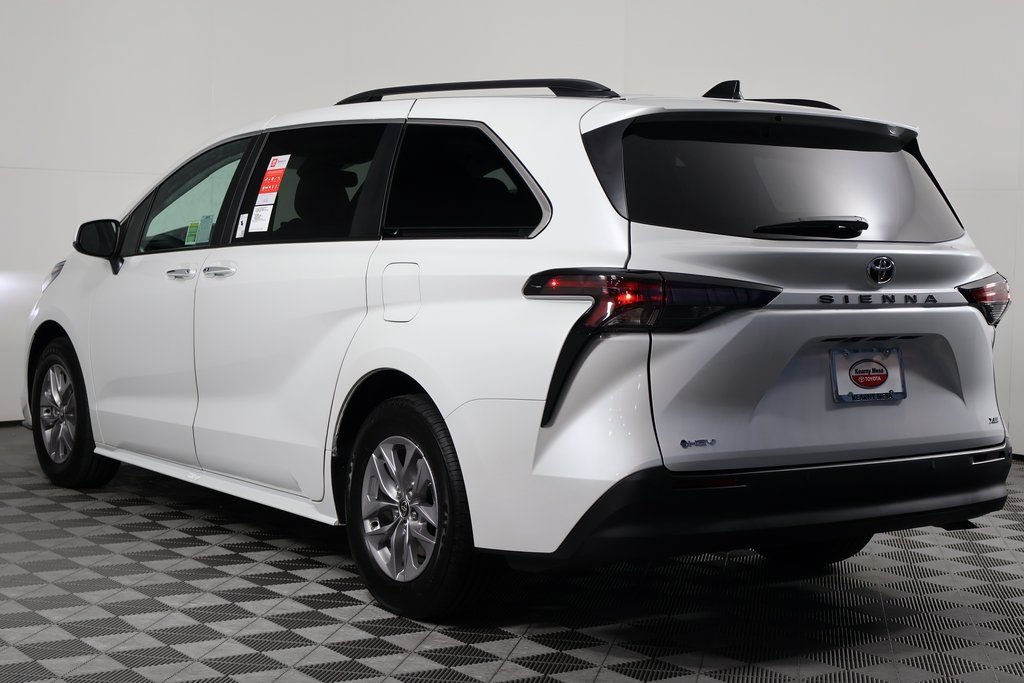 Used 2026 Toyota Sienna XLE FWD image 6
