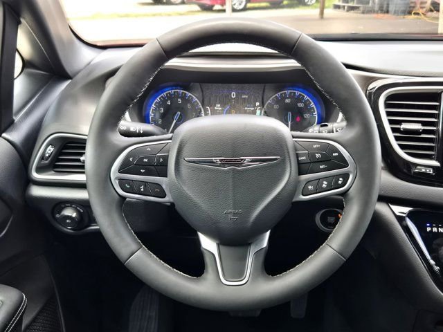 Used 2025 Chrysler Pacifica Select FWD image 22