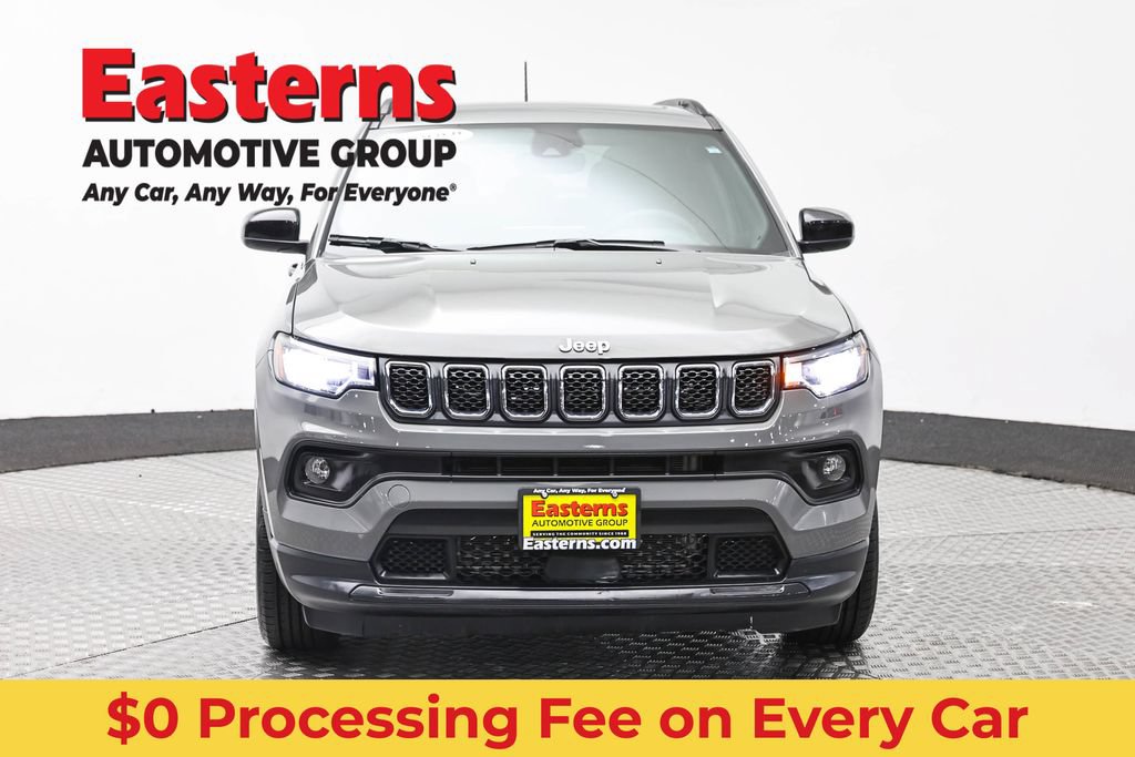 Used 2023 Jeep Compass Latitude w/ Sun and Sound Group AWD/4WD image 2