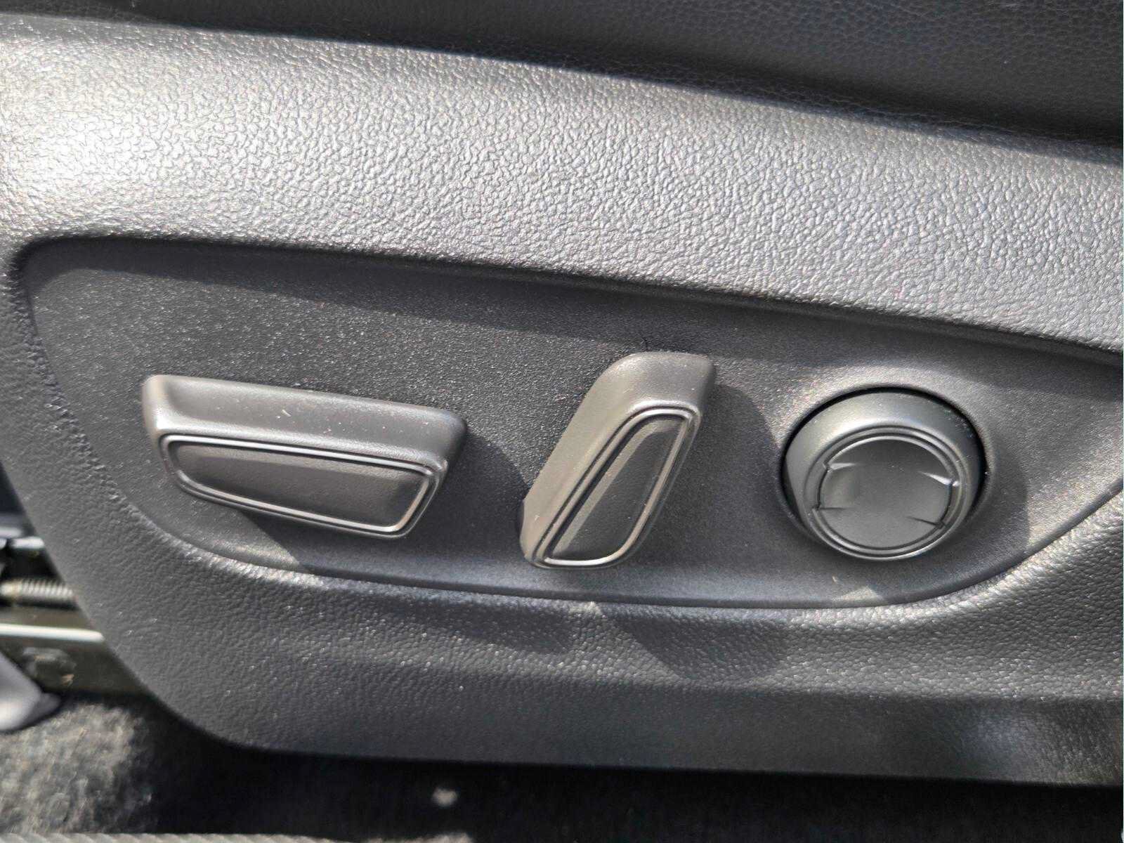 Used 2021 Toyota Highlander XLE FWD image 24