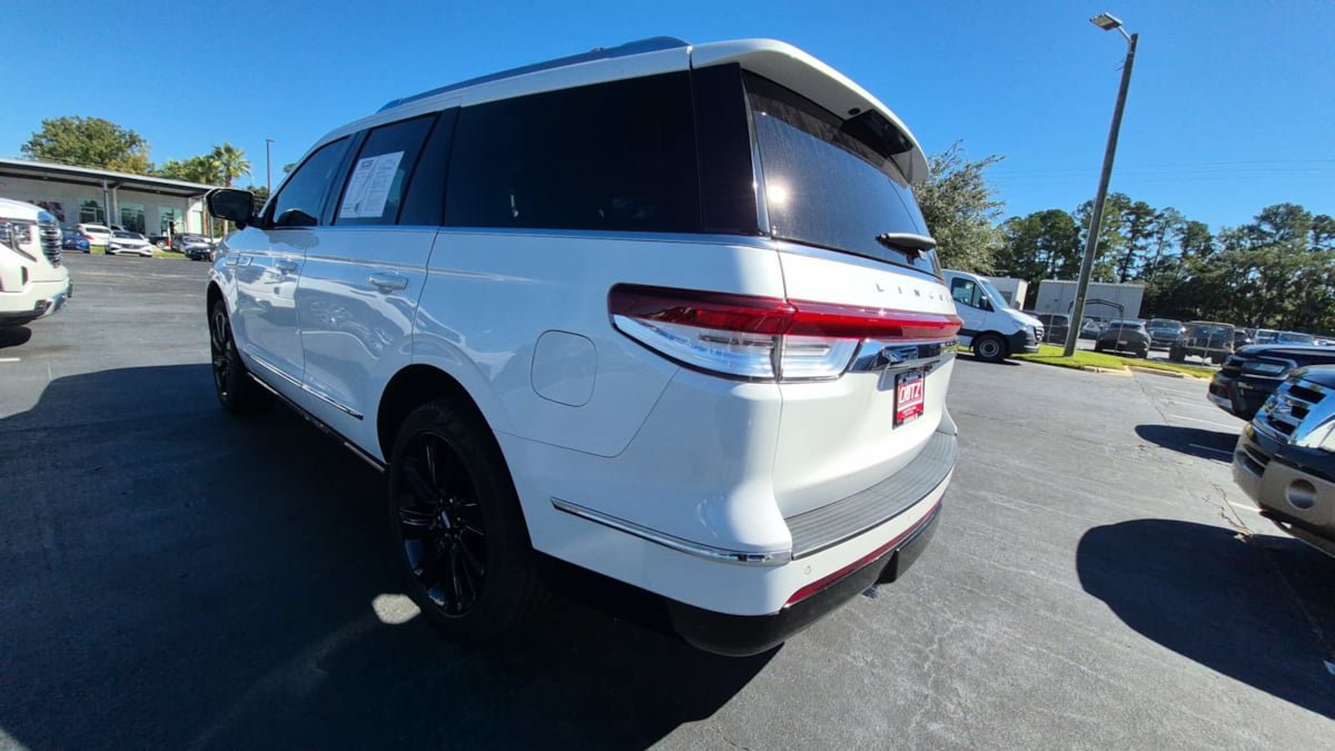 Used 2024 Lincoln Navigator Reserve AWD/4WD image 2