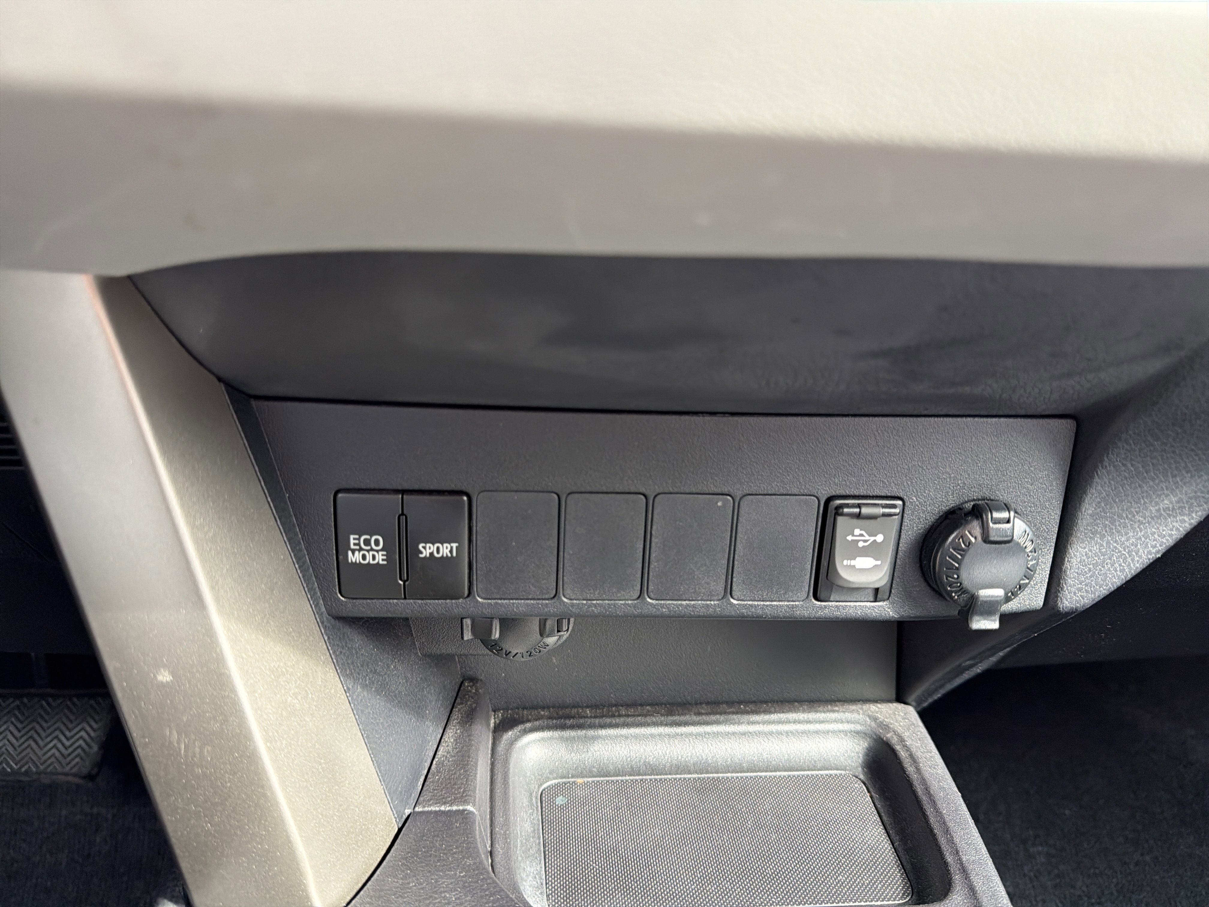 Used 2015 Toyota RAV4 LE image 18