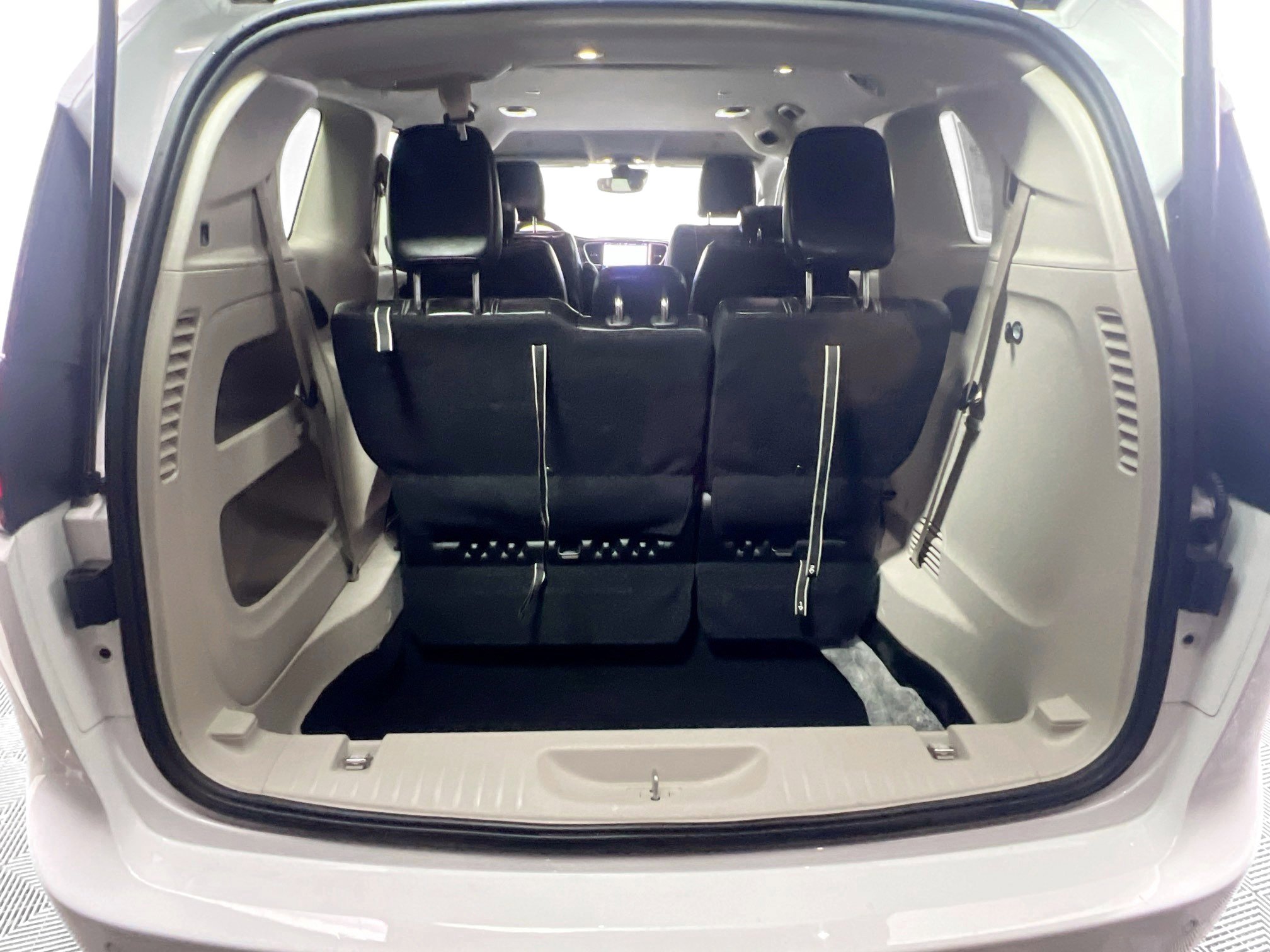 Used 2024 Chrysler Pacifica Touring-L image 33