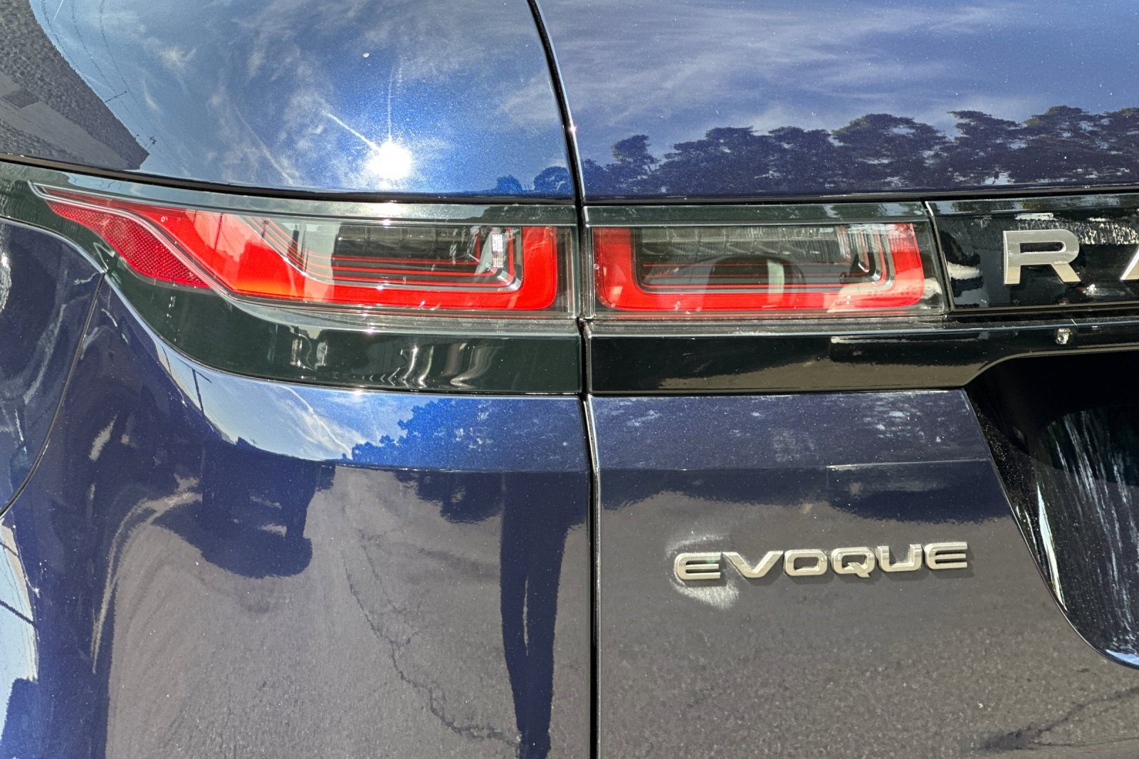 Used 2022 Land Rover Range Rover Evoque R-Dynamic S image 14