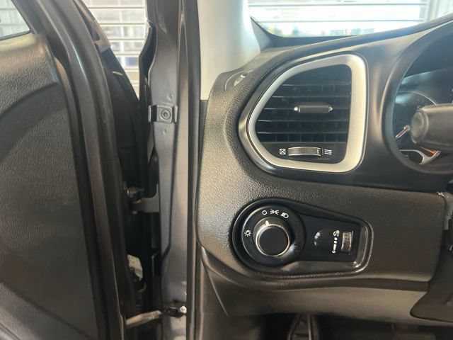 Used 2020 Jeep Renegade Sport w/ Sport Appearance Group AWD/4WD image 12