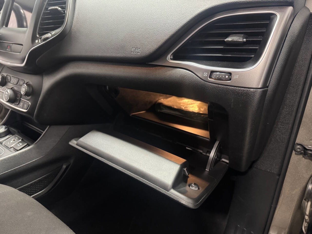 Used 2019 Jeep Cherokee Latitude w/ Cold Weather Group image 17