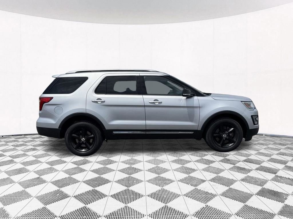 Used 2017 Ford Explorer XLT AWD/4WD image 10