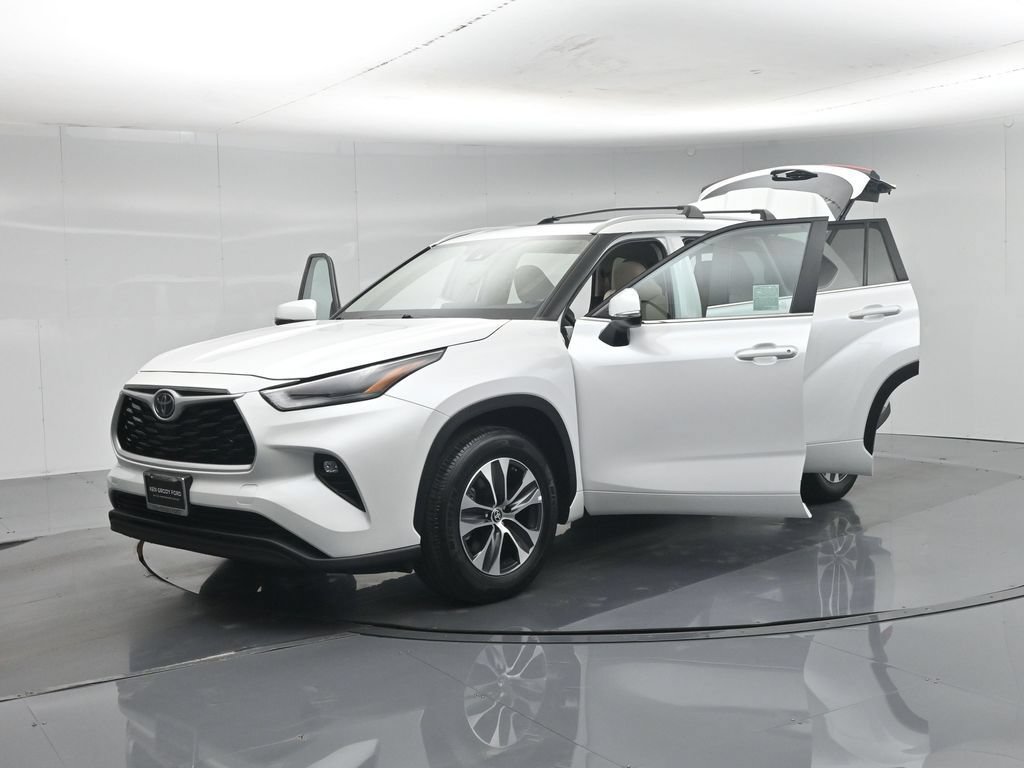 Used 2023 Toyota Highlander XLE FWD image 33