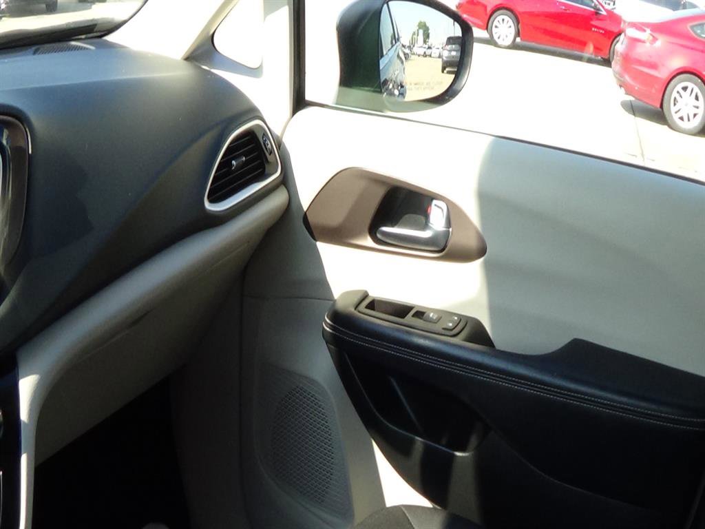 Used 2022 Chrysler Voyager LX image 30