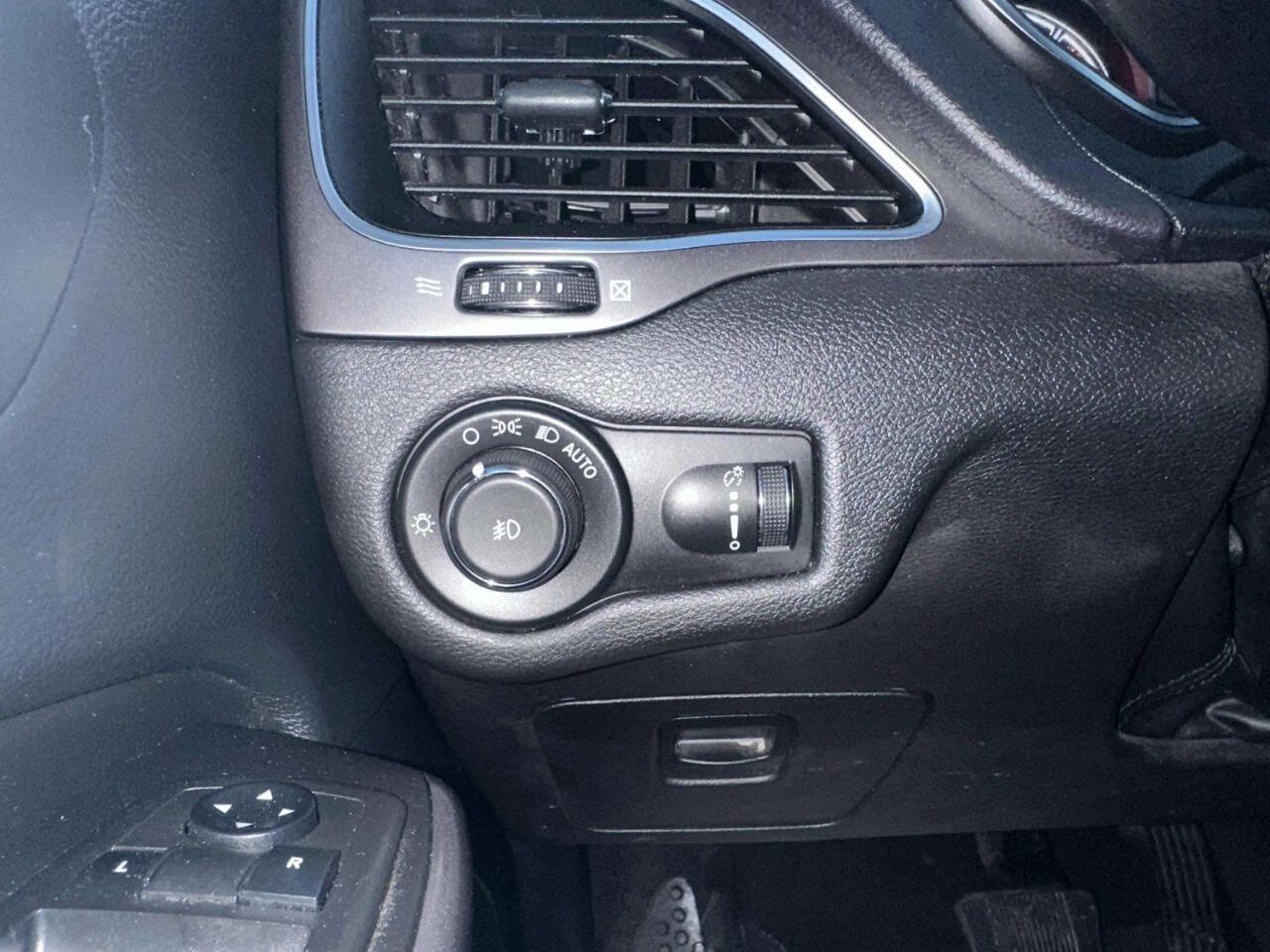 Used 2019 Jeep Cherokee Latitude w/ Popular Appearance Group FWD image 27