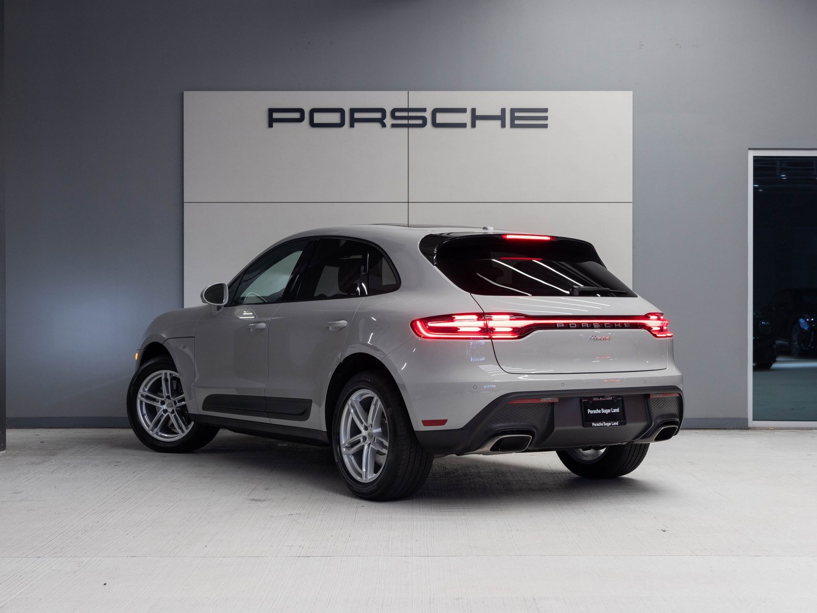 Used 2025 Porsche Macan image 3