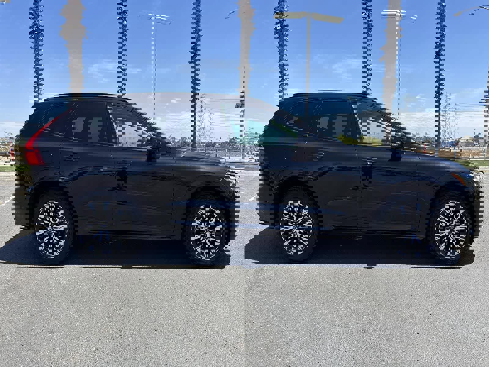 Used 2023 Volvo XC60 B5 Plus image 3