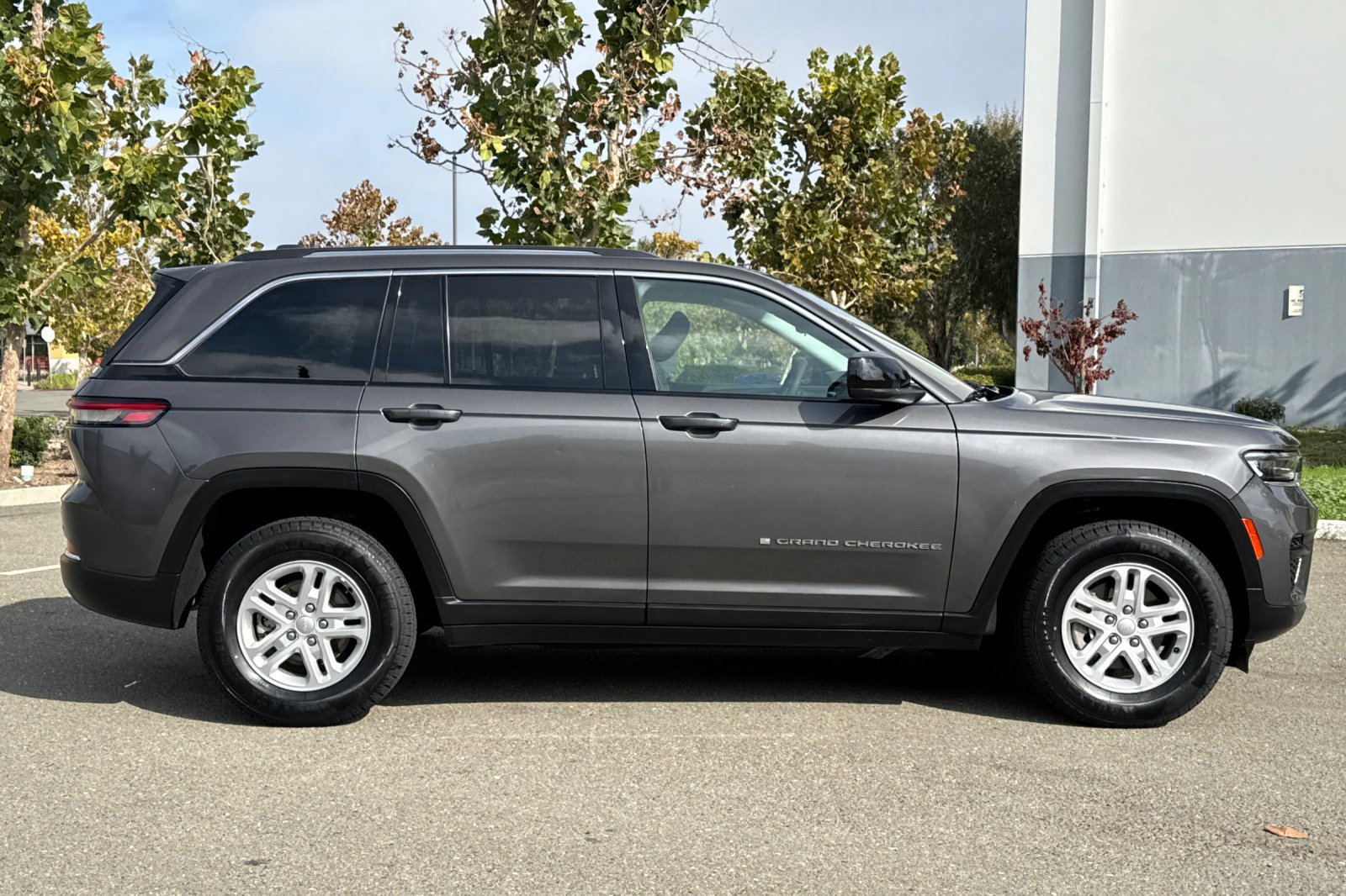Used 2023 Jeep Grand Cherokee Laredo image 3