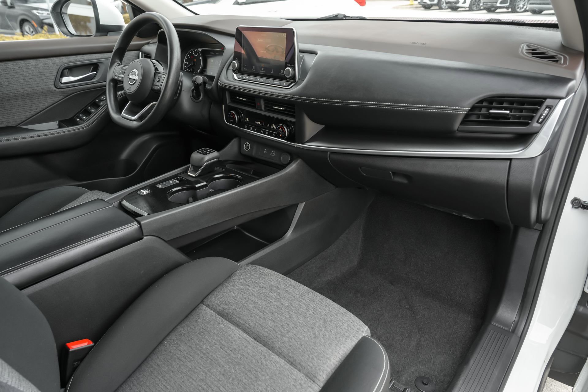 Used 2023 Nissan Rogue SV image 38