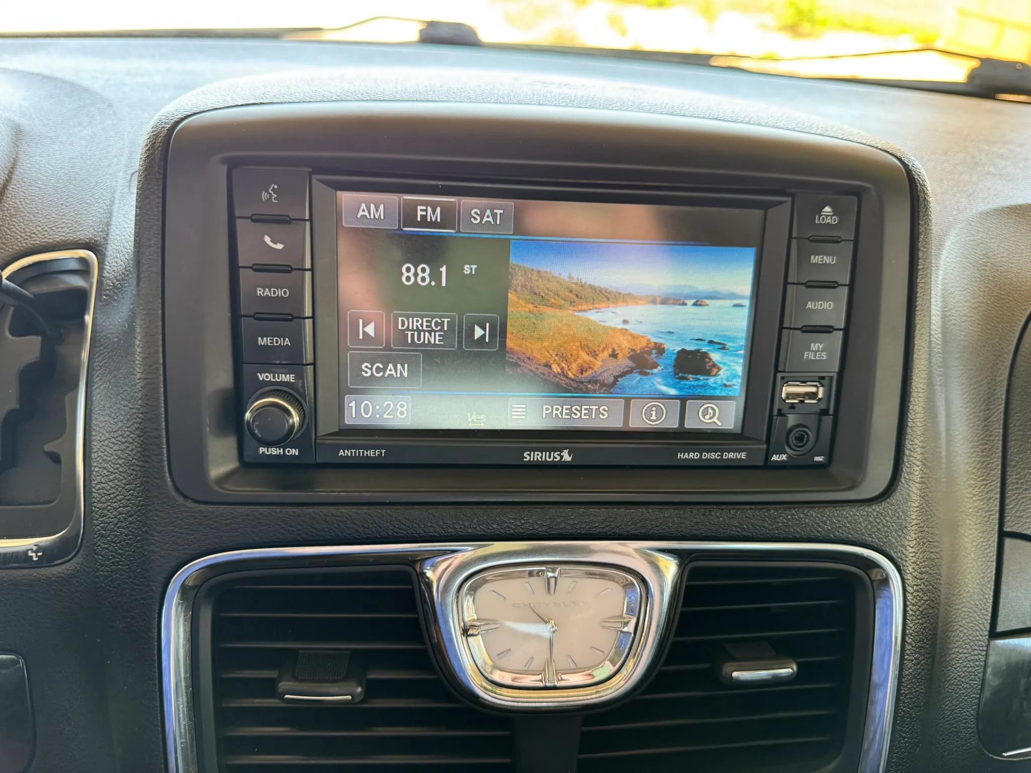 Used 2014 Chrysler Town & Country Touring FWD image 14