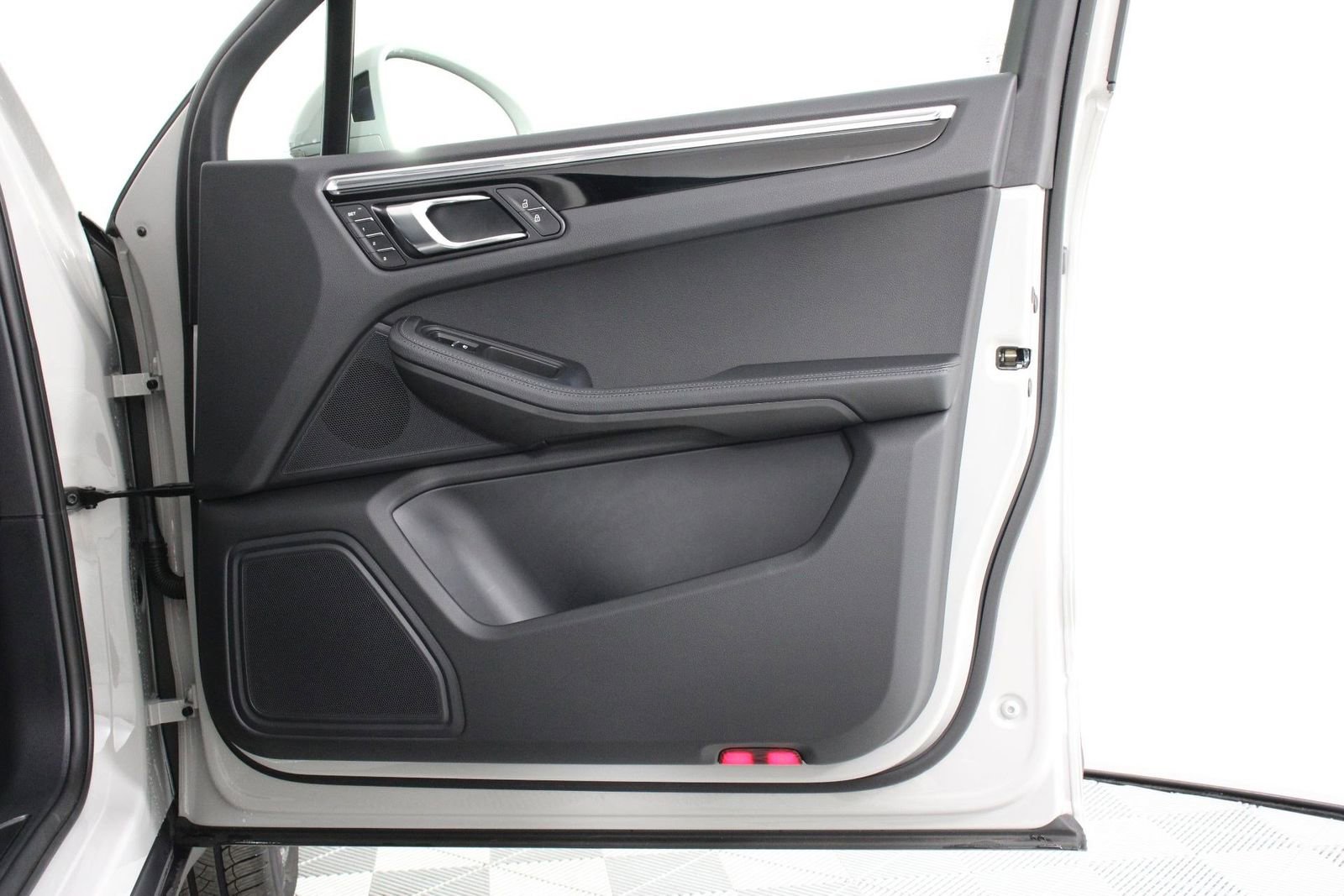 Certified 2025 Porsche Macan image 23