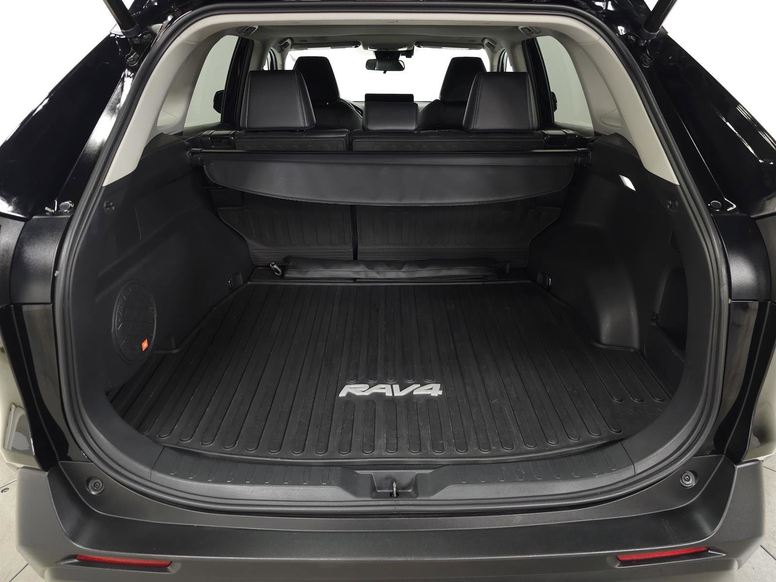 Used 2023 Toyota RAV4 XLE Premium image 8