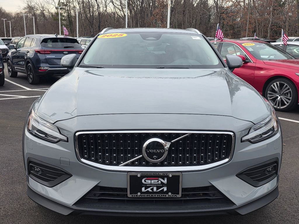 Used 2025 Volvo V60 B5 Cross Country Plus image 2