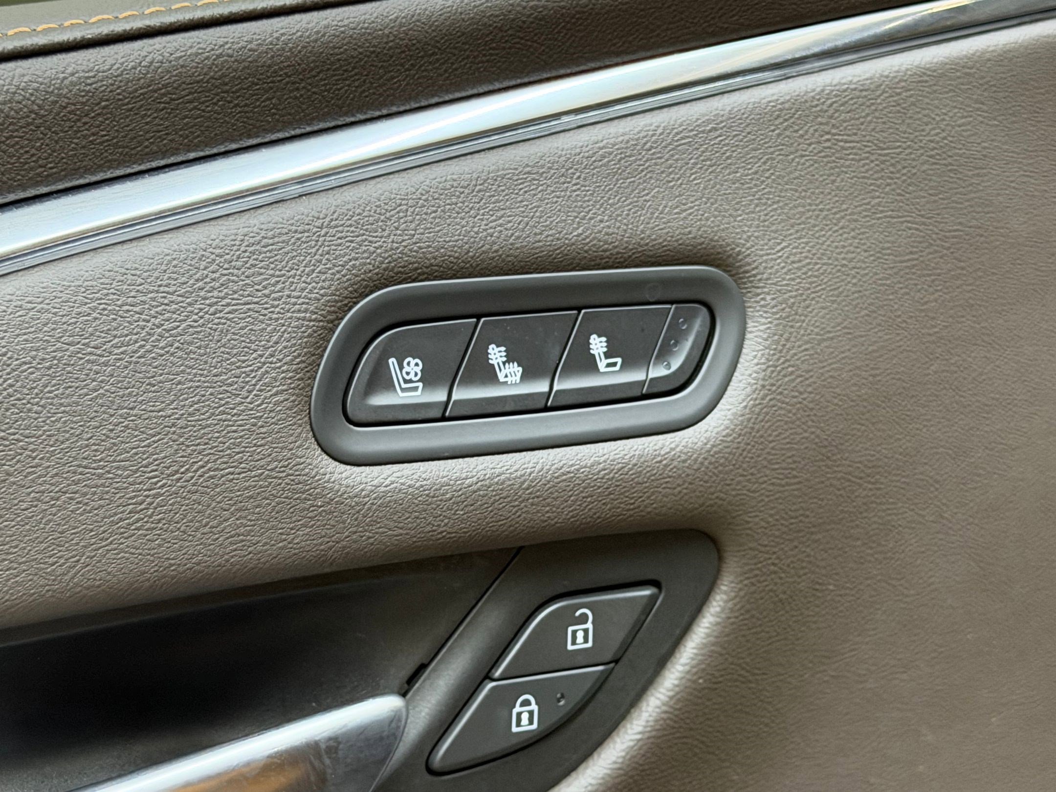 Used 2021 Cadillac Escalade Premium Luxury image 17