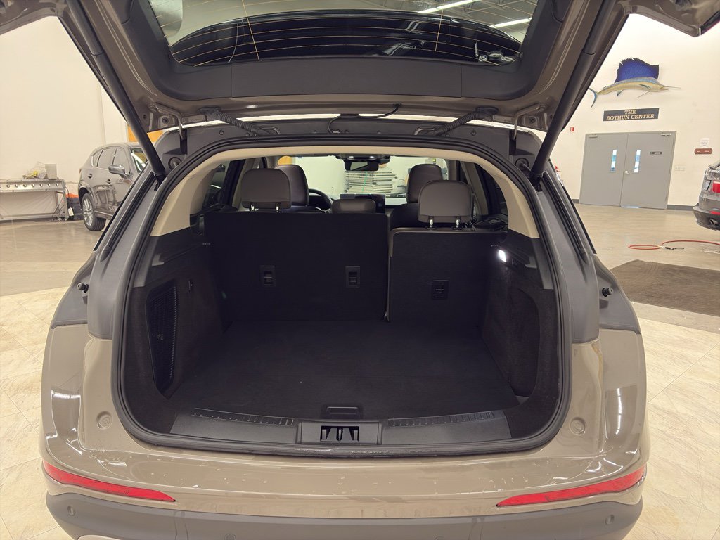 Used 2025 Lincoln Corsair Reserve w/ Rear Removable Package Tray image 15