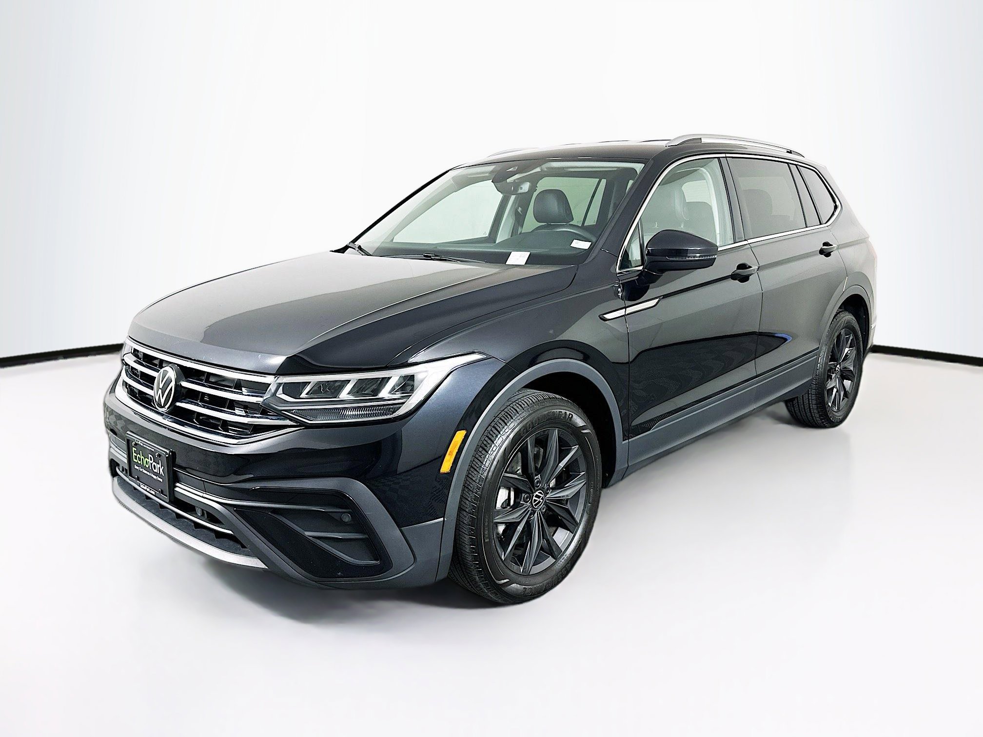 Used 2024 Volkswagen Tiguan SE FWD image 3