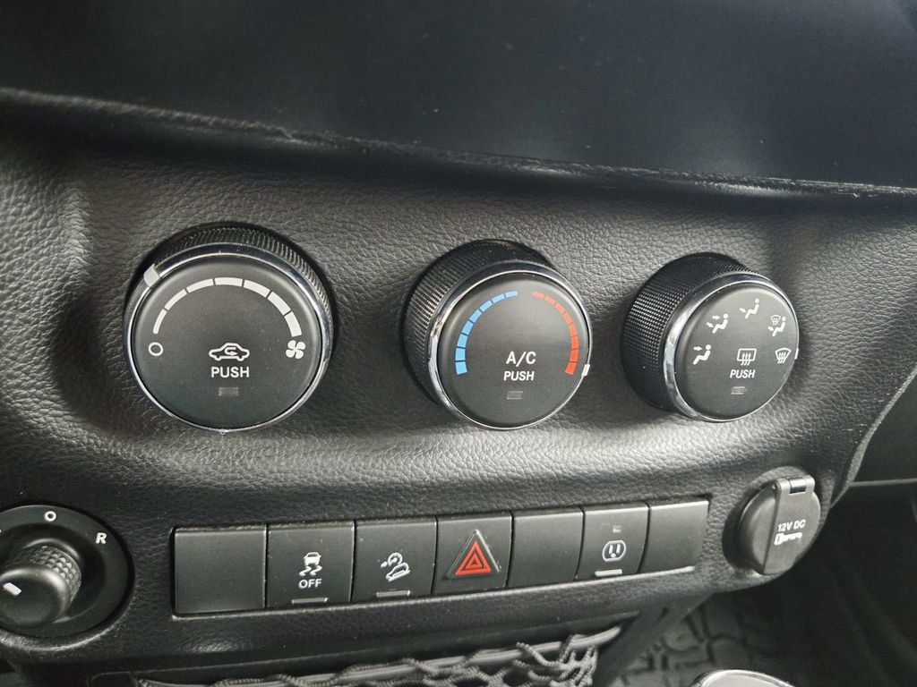 Used 2015 Jeep Wrangler Unlimited Sahara image 30