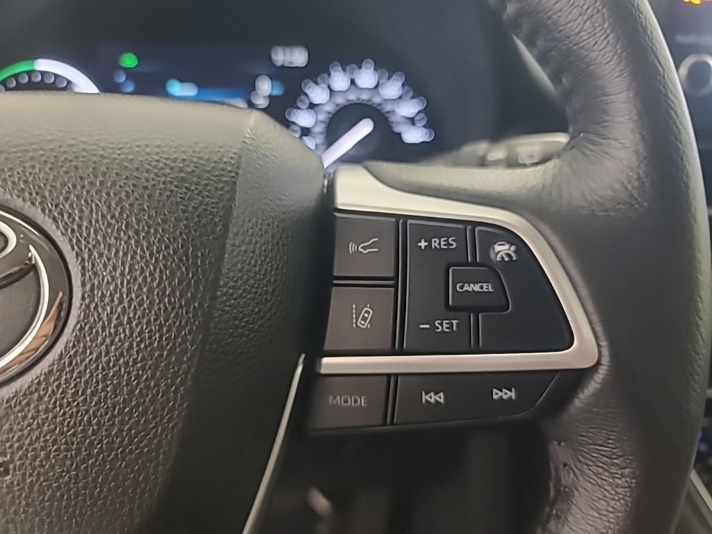Used 2025 Toyota Sienna XLE FWD image 35