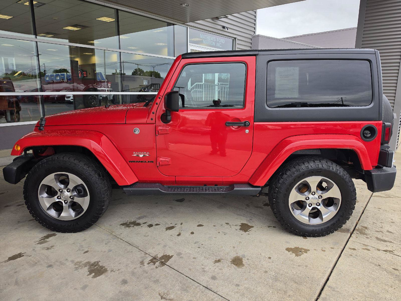 Used 2017 Jeep Wrangler Sahara w/ Connectivity Group AWD/4WD image 2