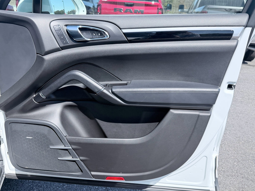 Used 2015 Porsche Cayenne S image 31