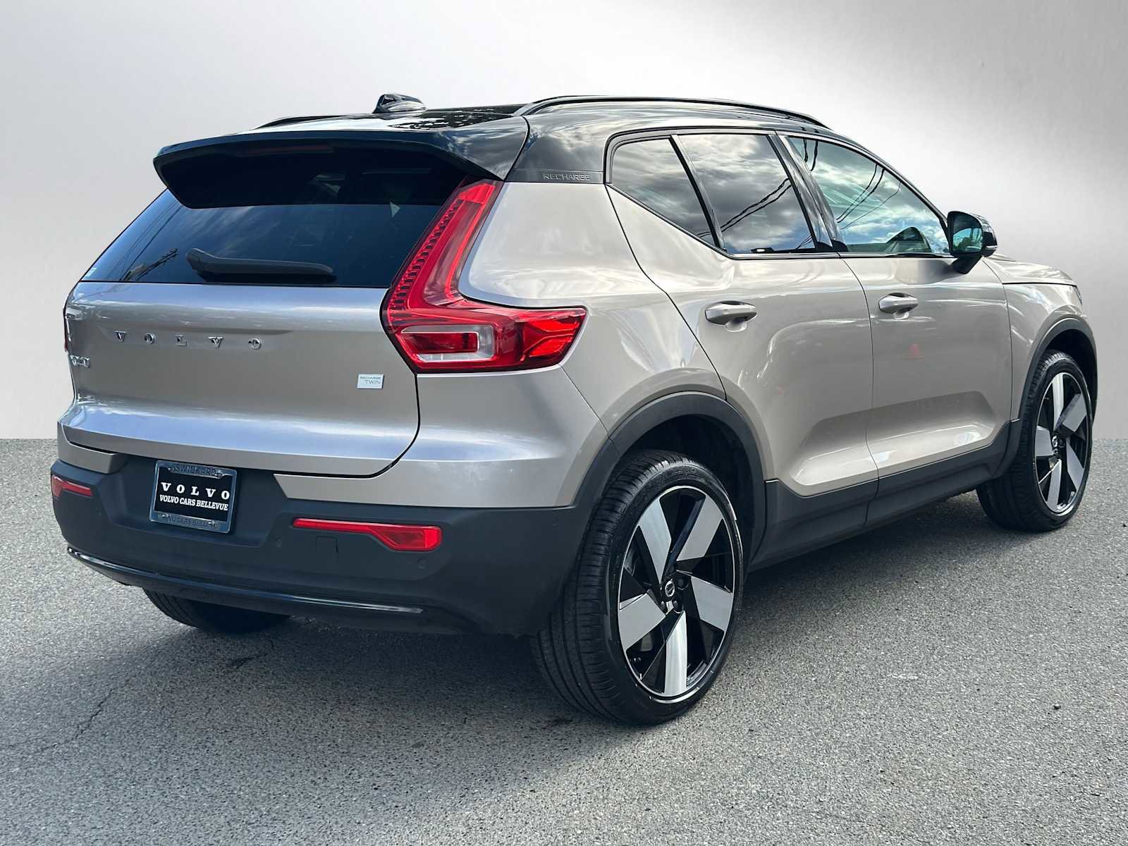 Used 2023 Volvo XC40 Recharge Ultimate image 3