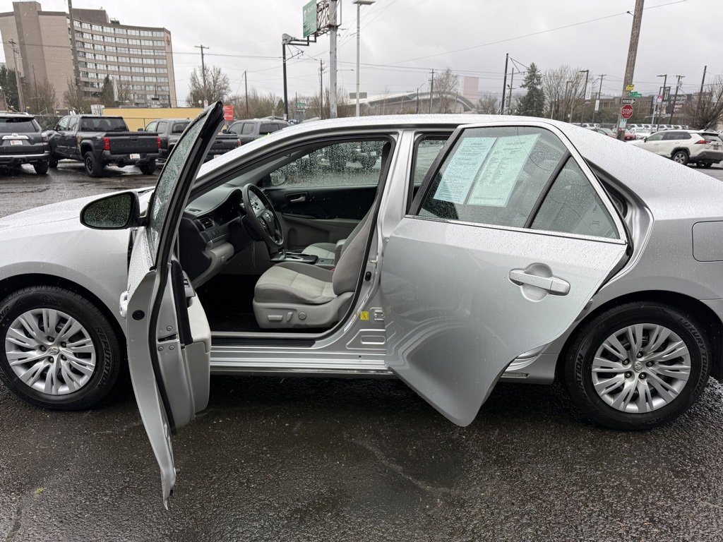 Used 2013 Toyota Camry LE image 18